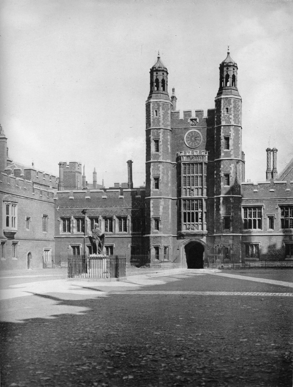 Pátio da escola e torre de Luptons, 1926 de Unbekannt