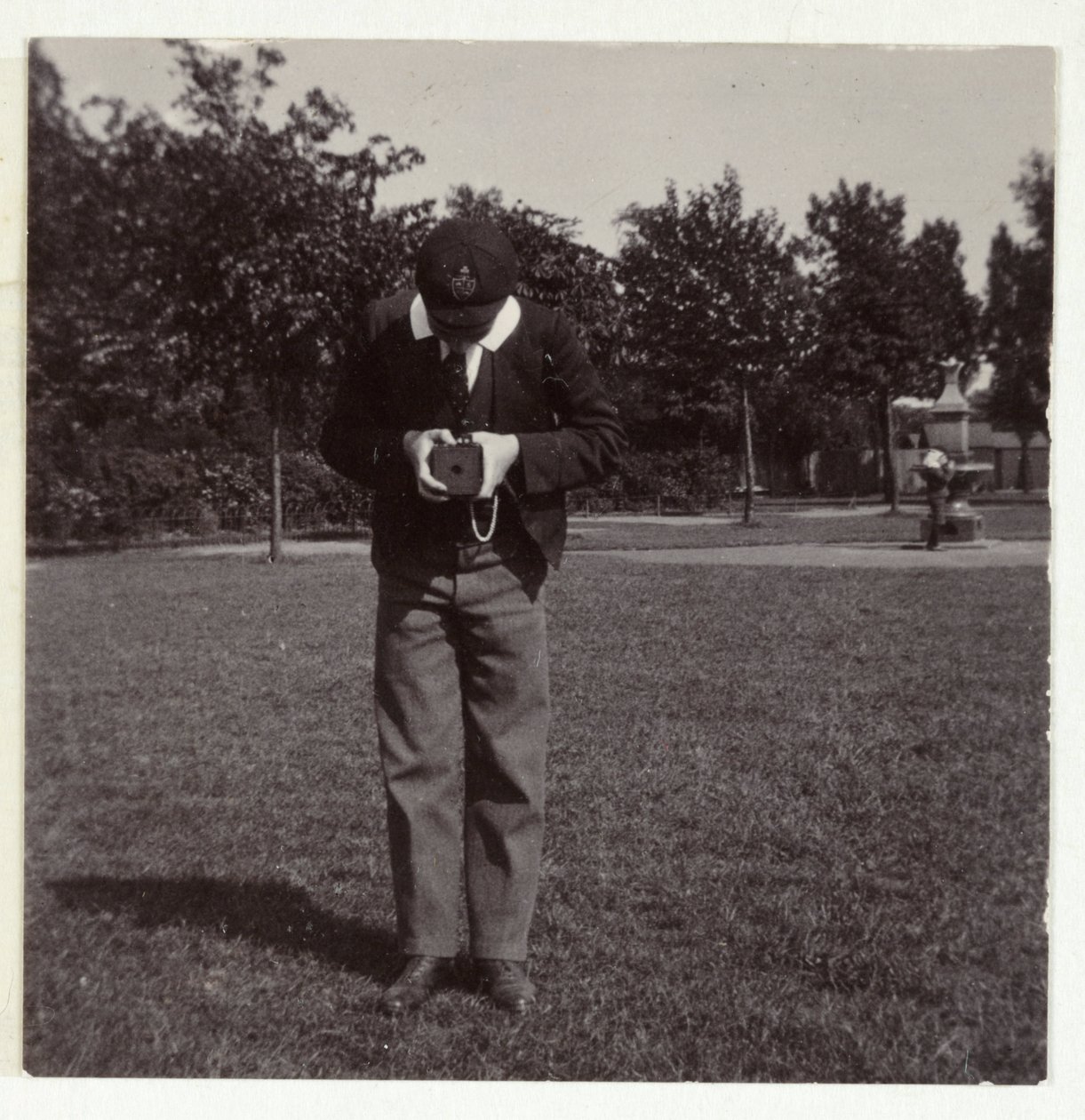 Estudante a tirar uma fotografia, c 1905 de Unbekannt