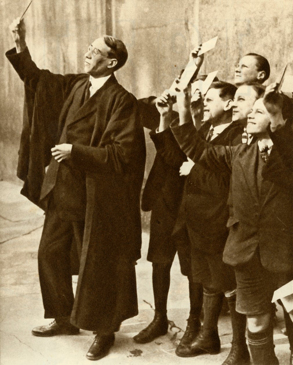 Estudantes e professor observando um eclipse solar, Grã-Bretanha, 1921, 1935. de Unbekannt