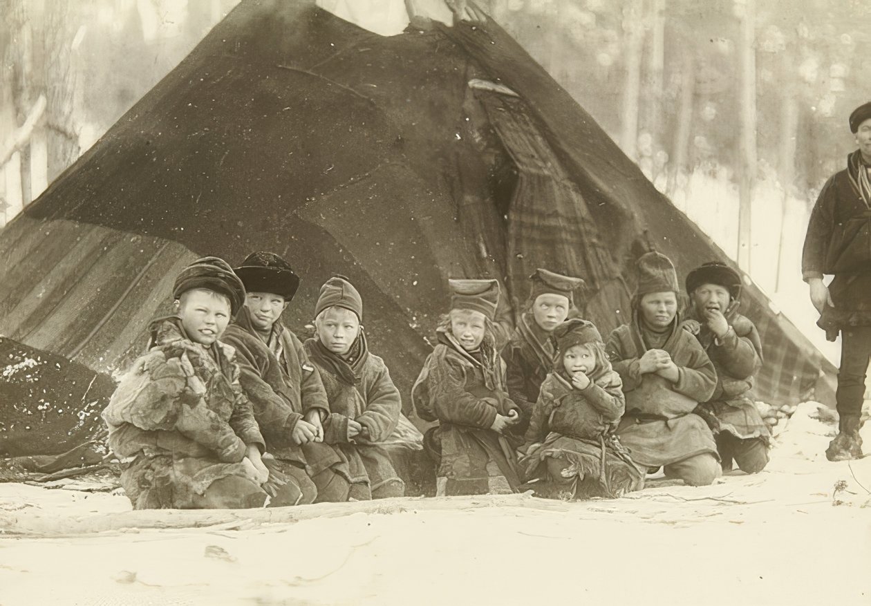 Suécia. Crianças lapas na frente de uma tenda. Por volta de 1900 de Unbekannt