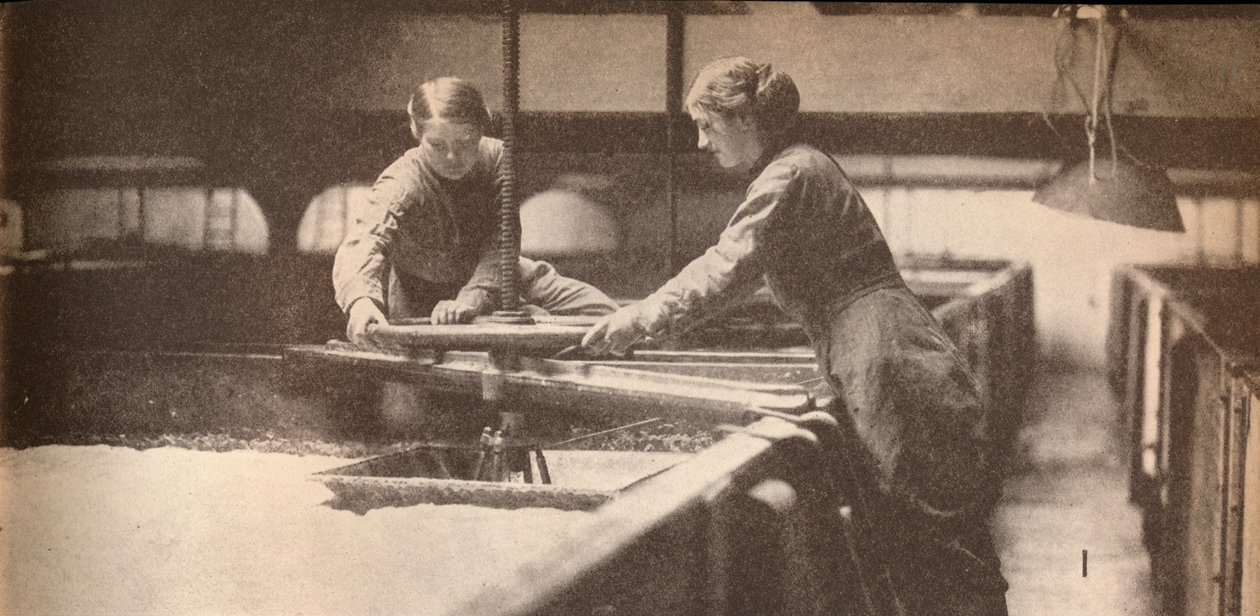 Aparafusando o fermento em uma cervejaria Burton-On-Trent, c1916, 1935 de Unbekannt