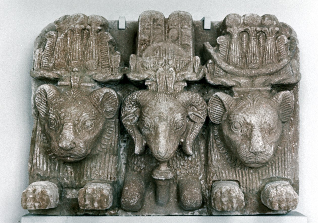 Escultura de três cabeças de animais de Unbekannt