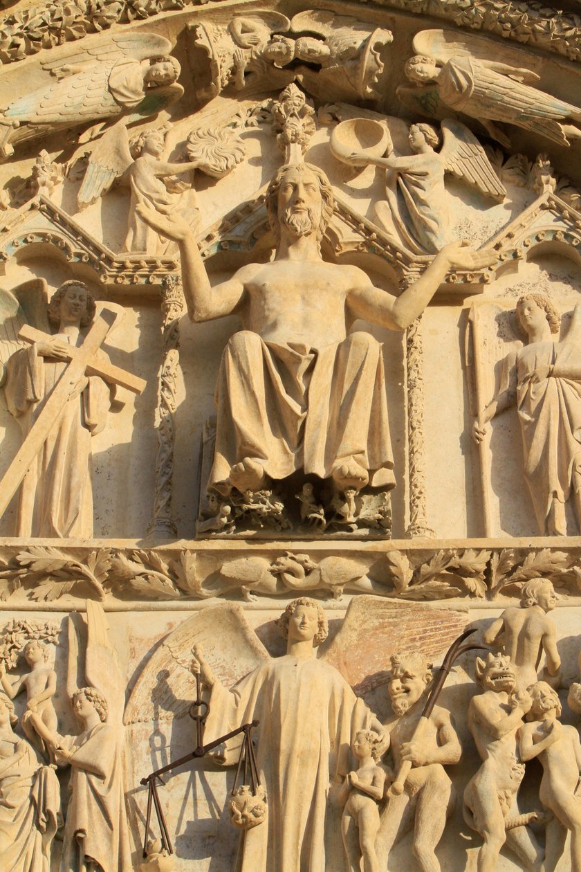 Escultura do Cristo sentado em um trono. O Juízo Final. O Tympanum do portal central ocidental. A Catedral de Santo Estêvão. de Unbekannt