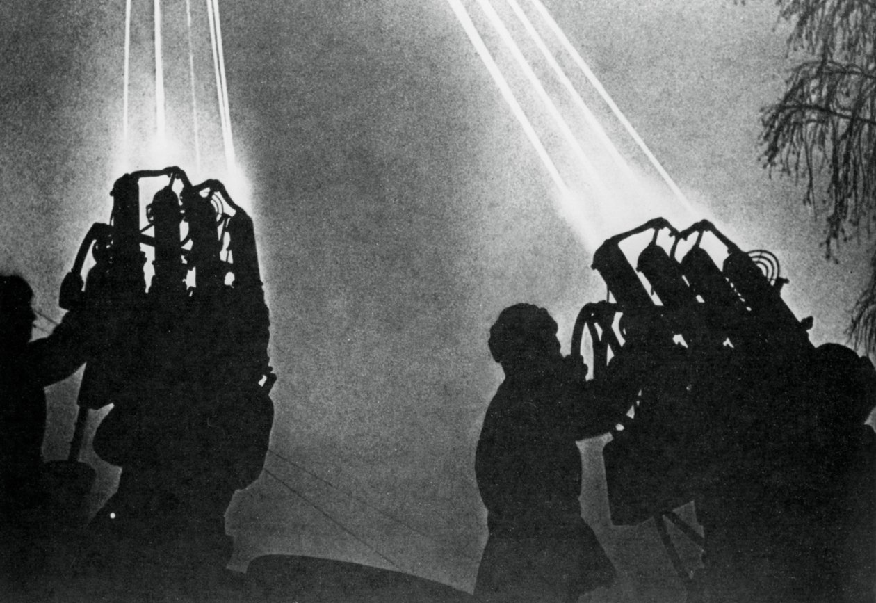 Operadores de holofotes se preparando para um bombardeio noturno, Moscou, 1941 de Unbekannt