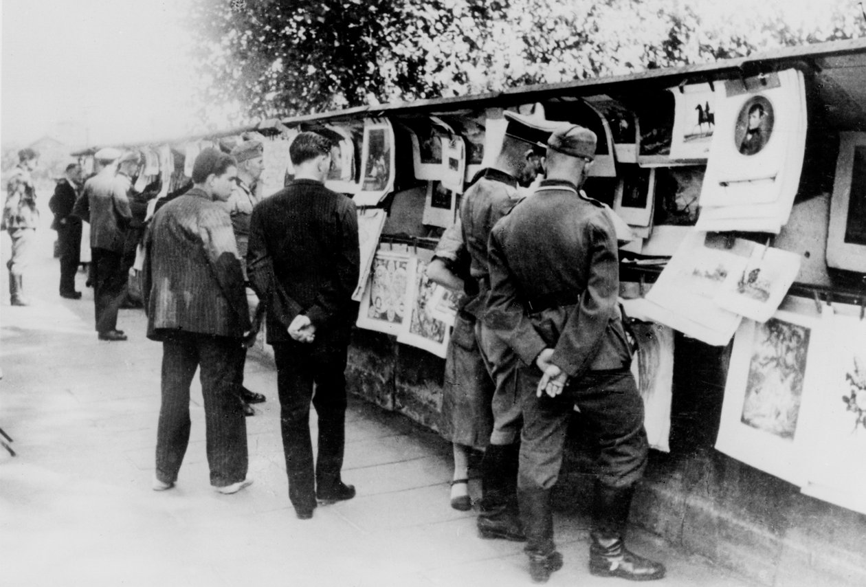Barracas de livros e impressões em segunda mão na margem do Sena, Paris ocupada pela Alemanha, 1940 de Unbekannt