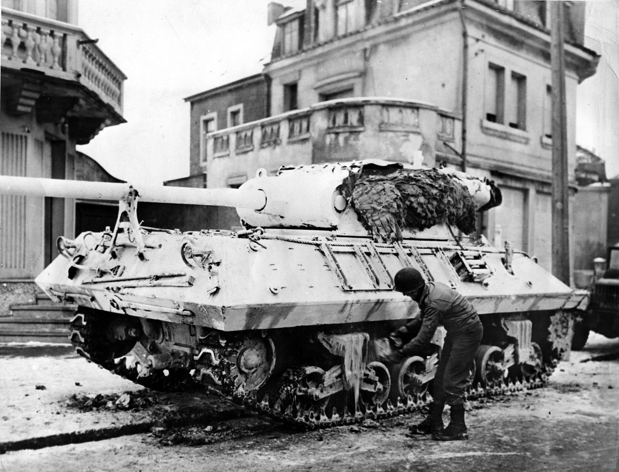 Segunda Guerra Mundial (1939-1945) - Segunda Guerra Mundial (II Guerra Mundial ou 2ª Guerra Mundial): Luxemburgo por volta de 20 de Dezembro de 1944: No flanco sul do avanço alemão, um soldado americano pintou um tanque M36 branco para se adaptar às condiç de Unbekannt