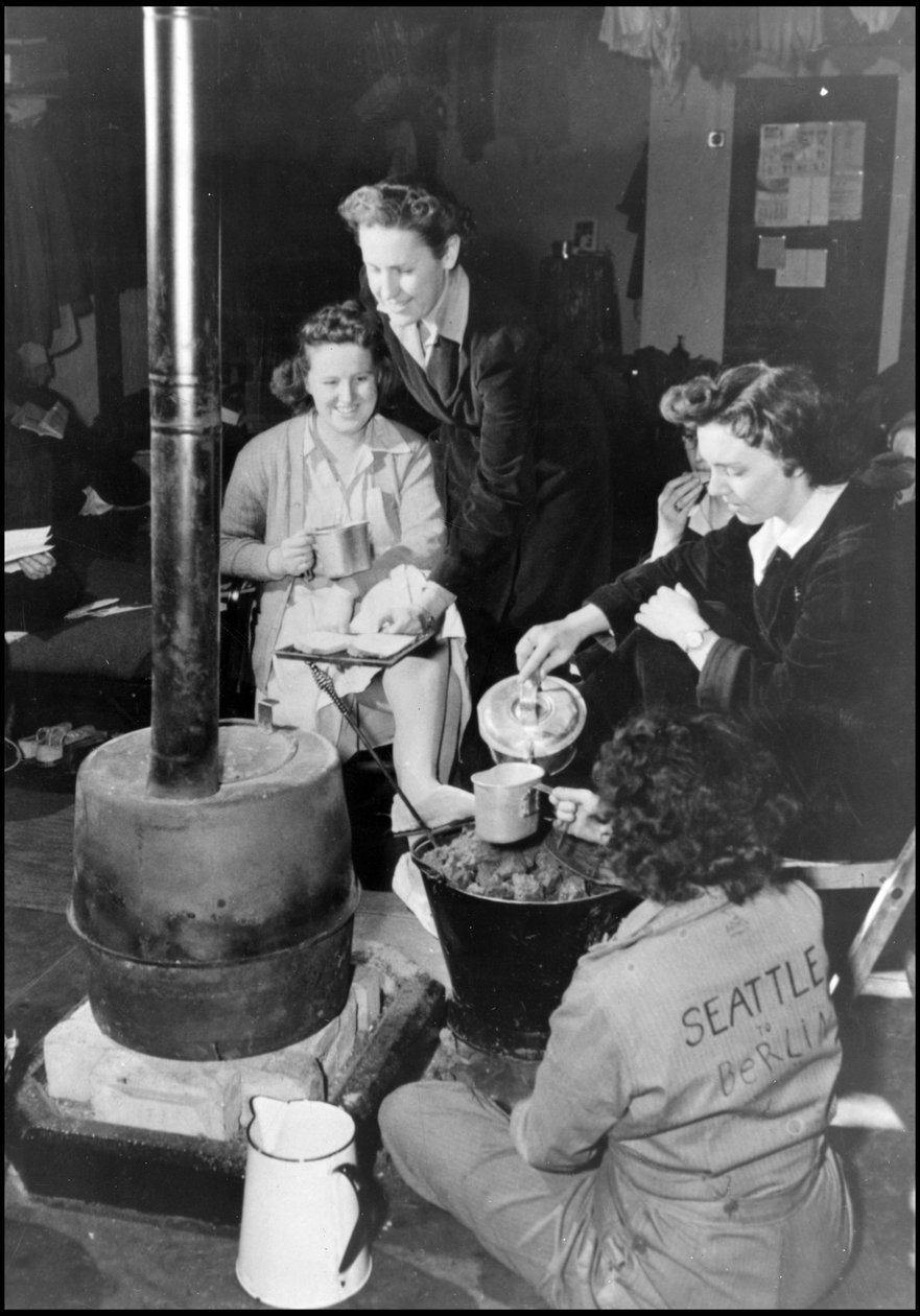 Segunda Guerra Mundial (1939-1945): numa base aérea britânica onde uma unidade do WAC (Women
