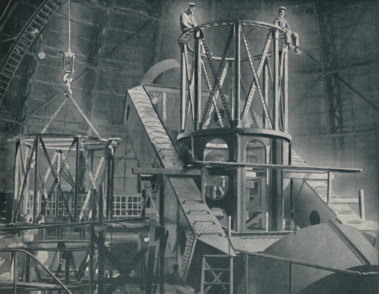 Seção por seção monta a enorme estrutura de aço do cilindro das prostitutas, c1935 de Unbekannt