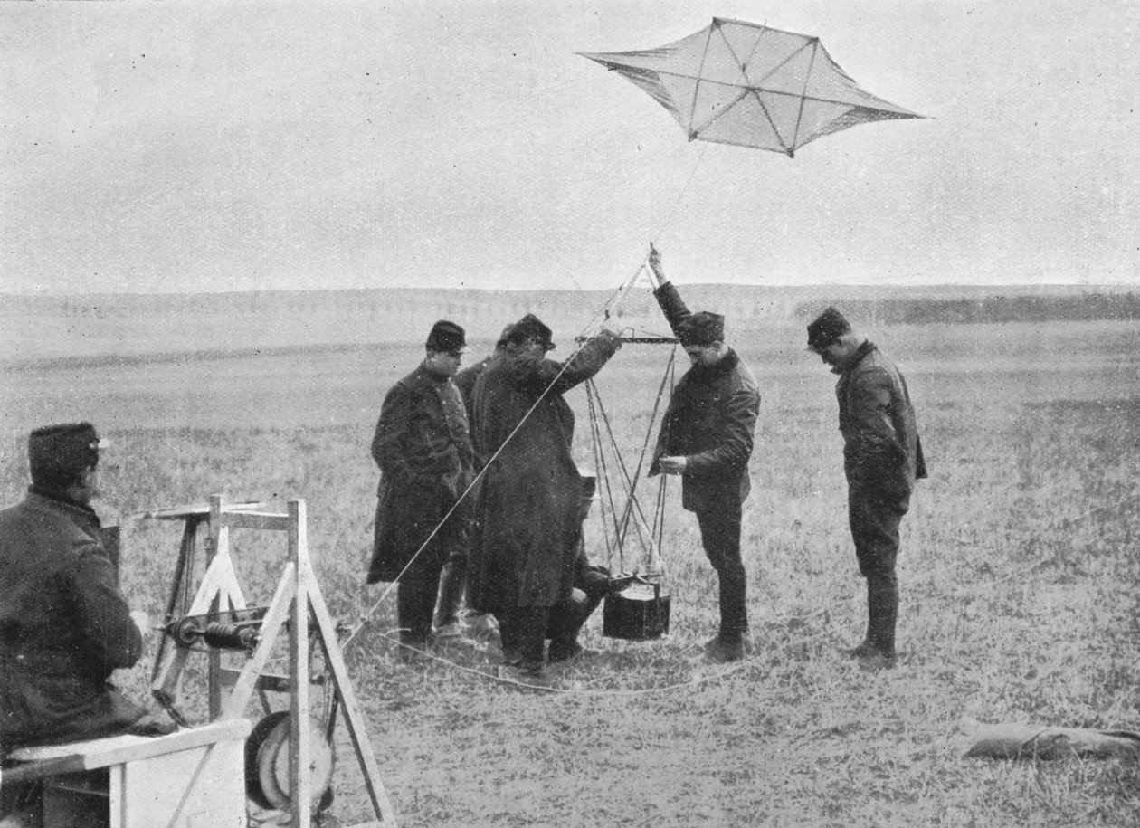 Enviando uma das pipas de guerra francesas, à qual está conectada uma câmera, 1914, 1915 de Unbekannt