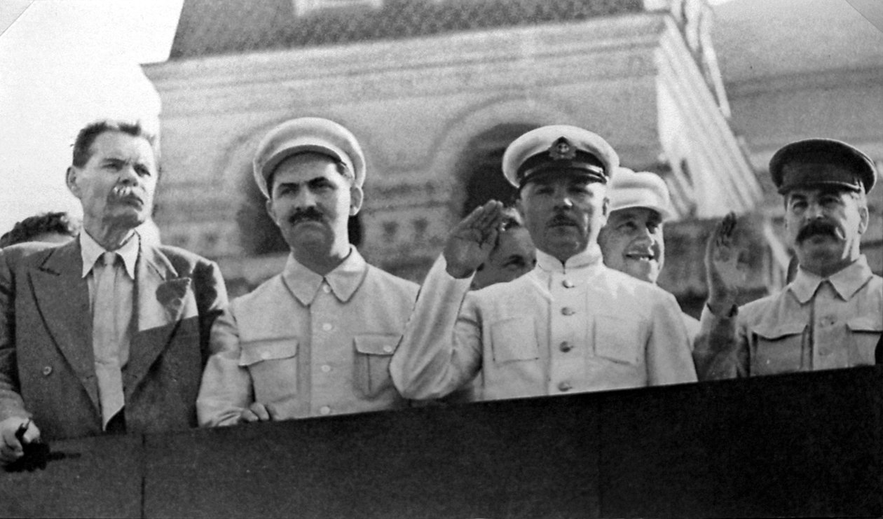Figuras soviéticas seniores na tribuna do mausoléu de Lenin, Praça Vermelha, Moscou, URSS, 1931 de Unbekannt