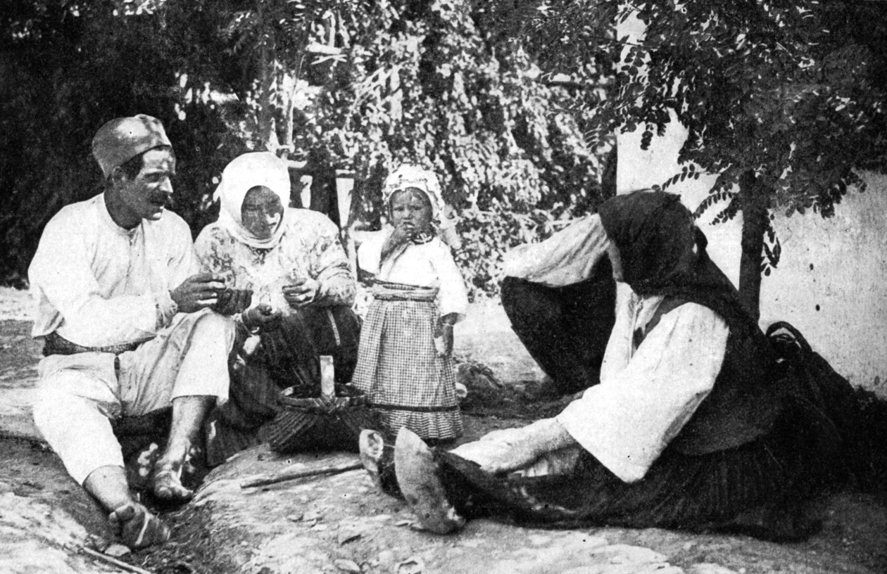 Família sérvia contando a história de expulsar os austríacos da Bósnia, Primeira Guerra Mundial, 1914 de Unbekannt
