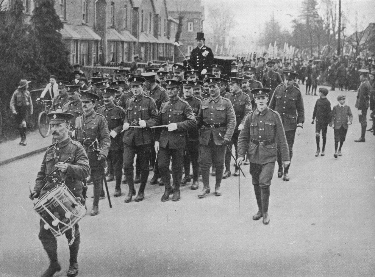 Sargentos que transportam o treinador nupcial da igreja, 1915 de Unbekannt