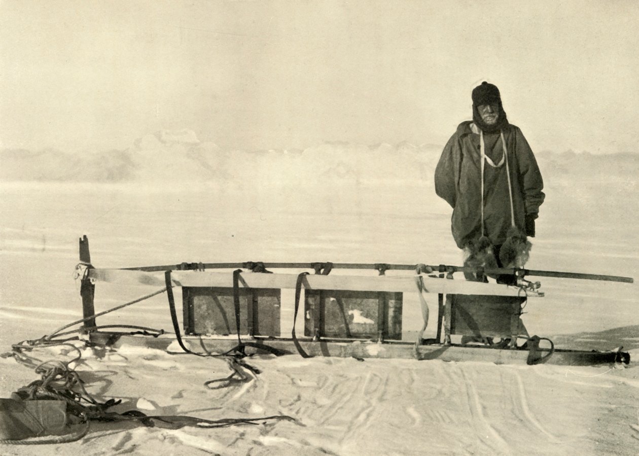 Shackleton em pé junto ao Broken Southern Sledge, c1908, 1909. de Unbekannt