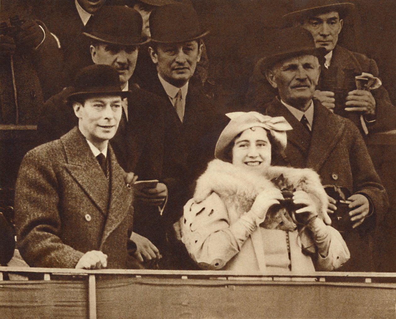 Compartilhando uma piada em Aintree, 1937 de Unbekannt