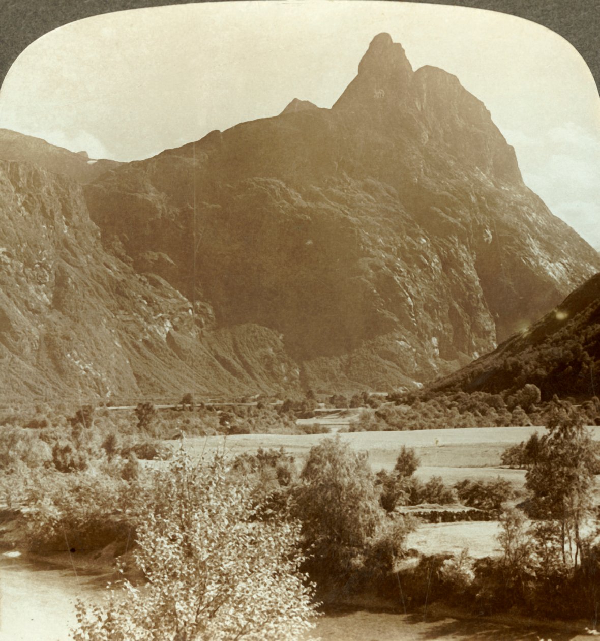 Pináculos afiados da parede de montanha de coroação de Romdalshorn acima do rio Rauma, Noruega, c1905. de Unbekannt