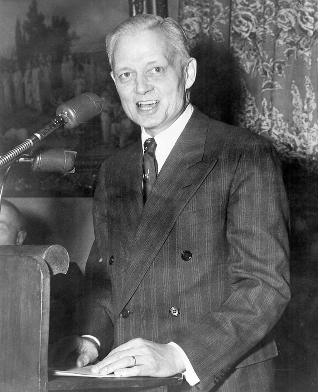 Sherman Adams 1899-1986, político americano fazendo um discurso de Unbekannt