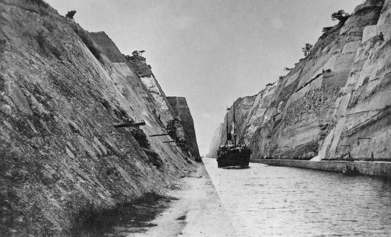 Navio que passa pelo canal de Corinto, na Grécia, no final do século XIX ou XX de Unbekannt