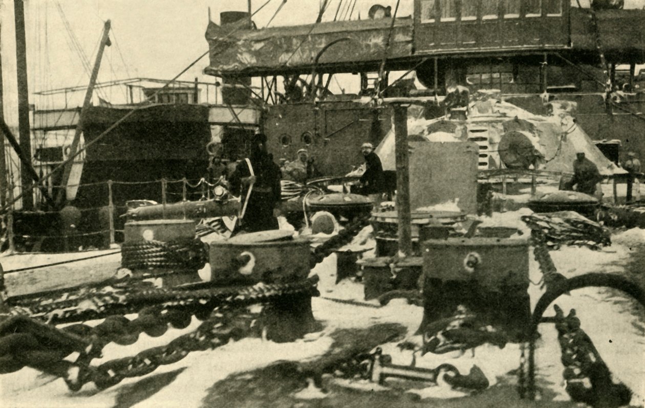 Navio que fornece carvão em condições de congelamento, Primeira Guerra Mundial, 1914, c1920. de Unbekannt