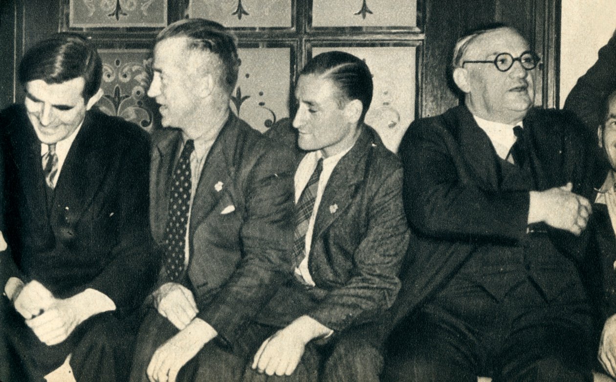 Companheiros de navio em terra. John G. Winant, Ernest Bevin, com marinheiros mercantes, 1942 de Unbekannt