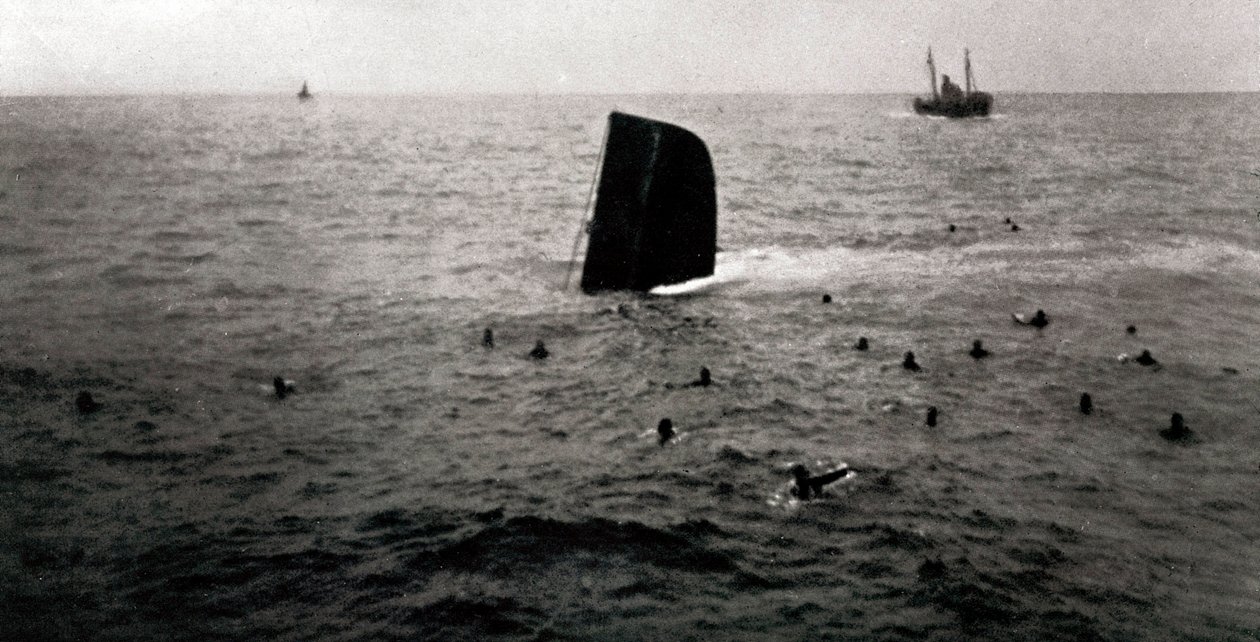 Naufrágio do submarino republicano B6, agosto de 1936 (foto a p/b) de Unbekannt