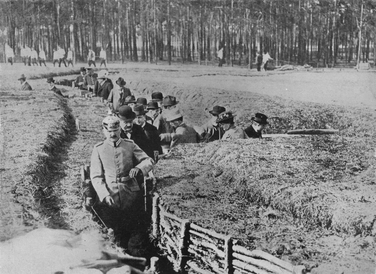 Mostrando civis em volta das trincheiras da exposição nos arredores de Berlim, 1915 de Unbekannt