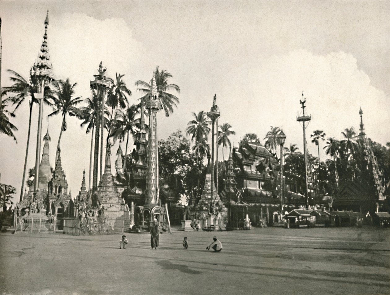 Santuários no pagode Shwe Dagon, Rangoon, 1900. de Unbekannt