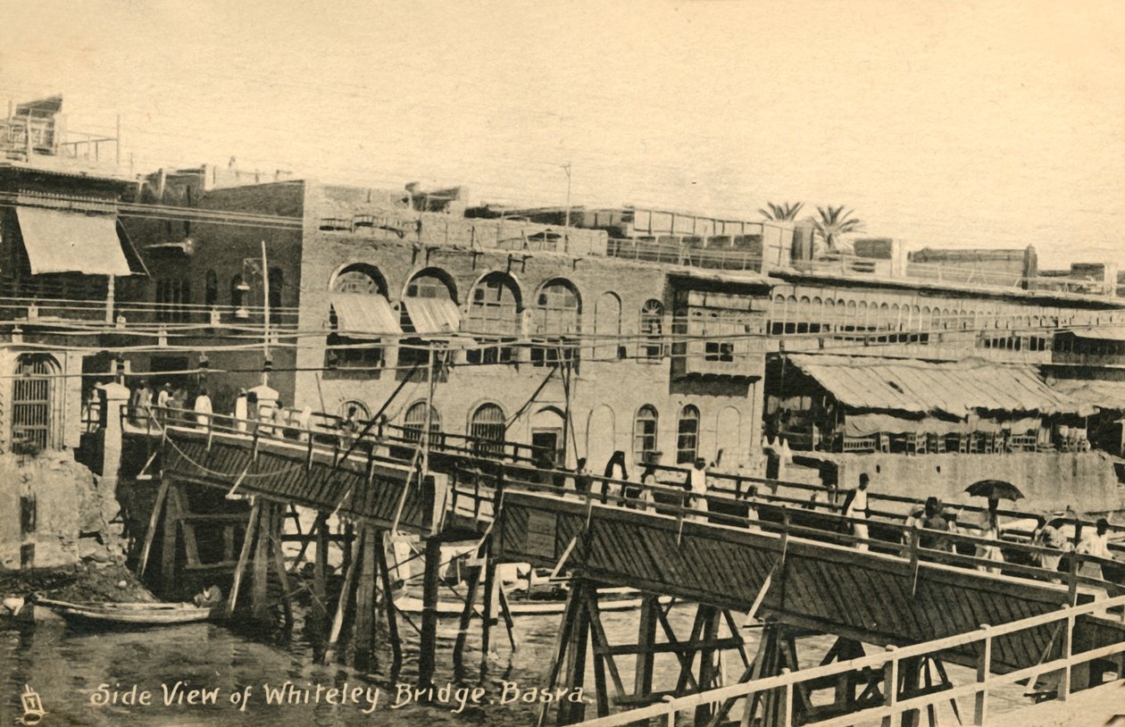 Vista lateral da ponte Whiteley, Basra, c1918-c1939. de Unbekannt