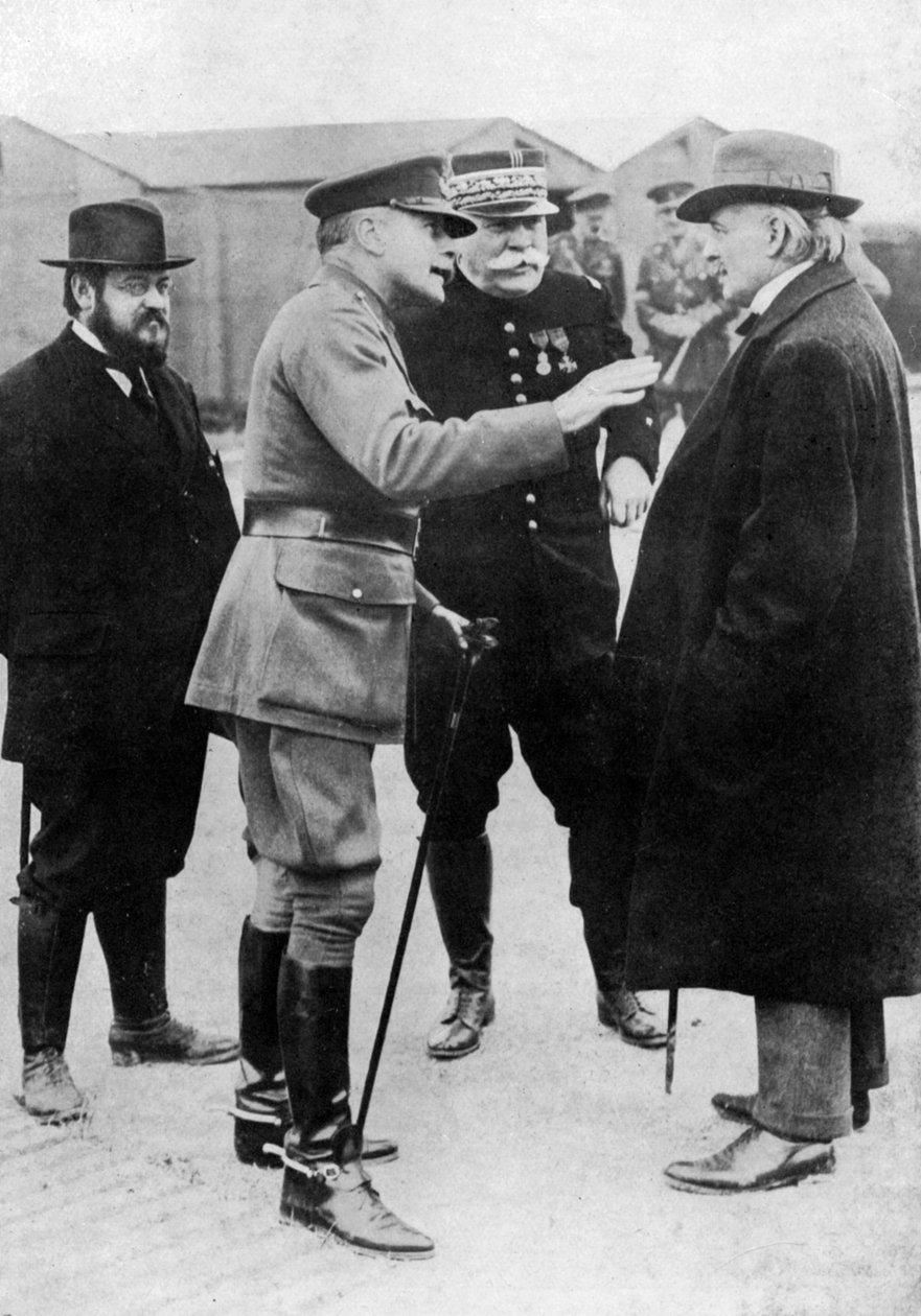 Sir Douglas Haig enfatiza um ponto na frente, França, Primeira Guerra Mundial, 1916-1918, c1920 de Unbekannt
