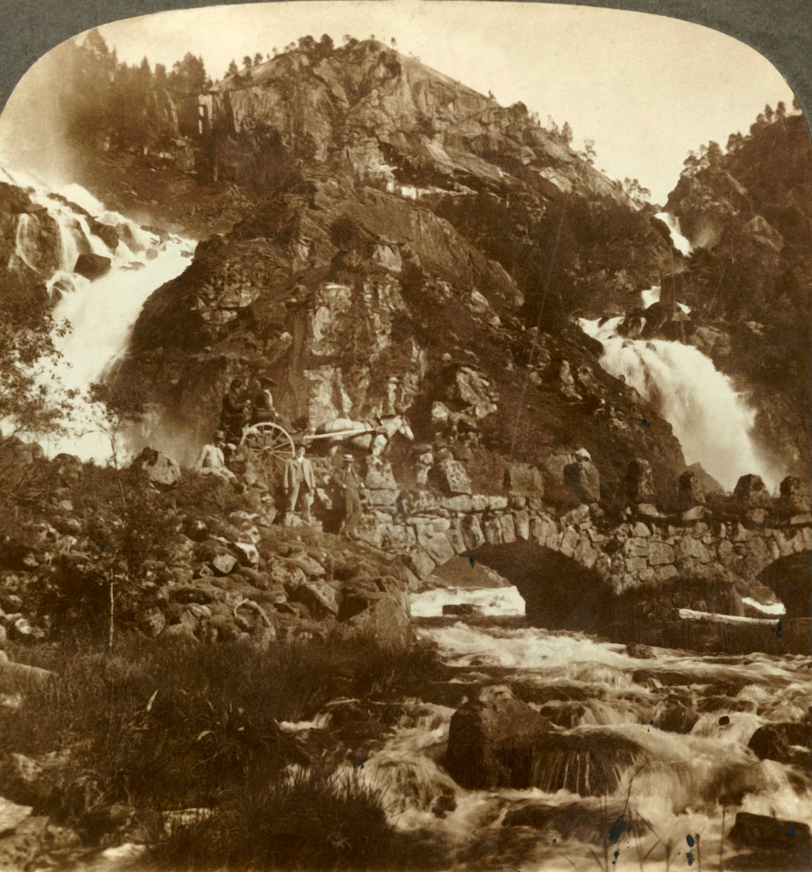 Skarafos e Lotefos saltando sobre rochas, oeste da Noruega, c1905. de Unbekannt