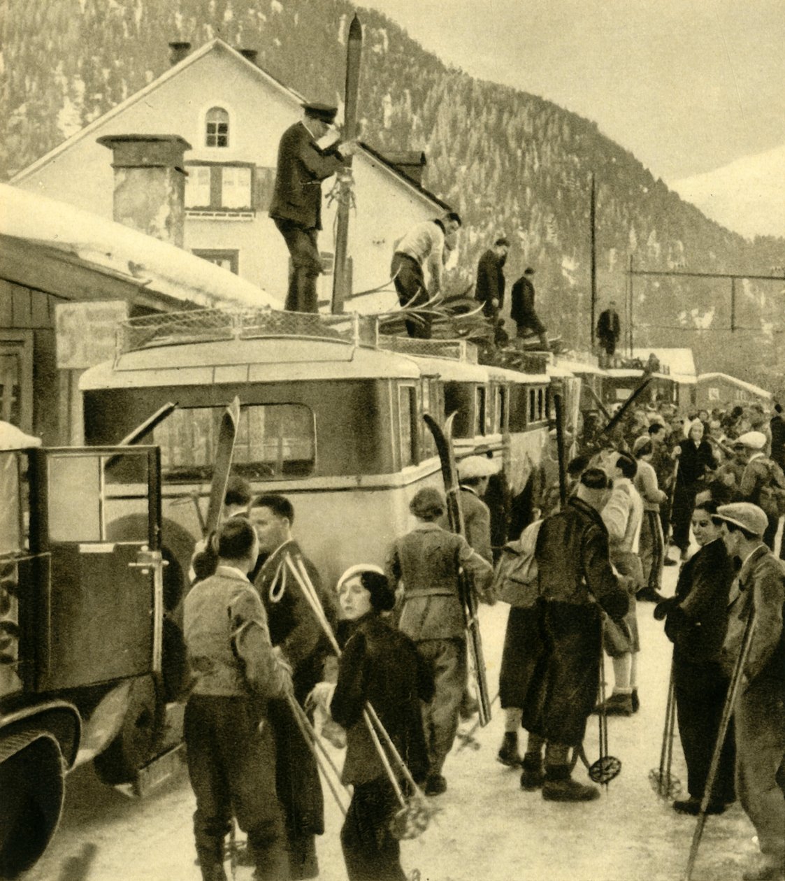 Esquiadores que chegam a St Anton am Arlberg, Áustria, c1935. de Unbekannt