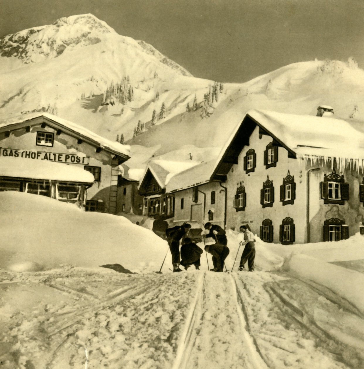 Esquiadores em Stuben am Arlberg, Vorarlberg, Áustria, c1935. de Unbekannt