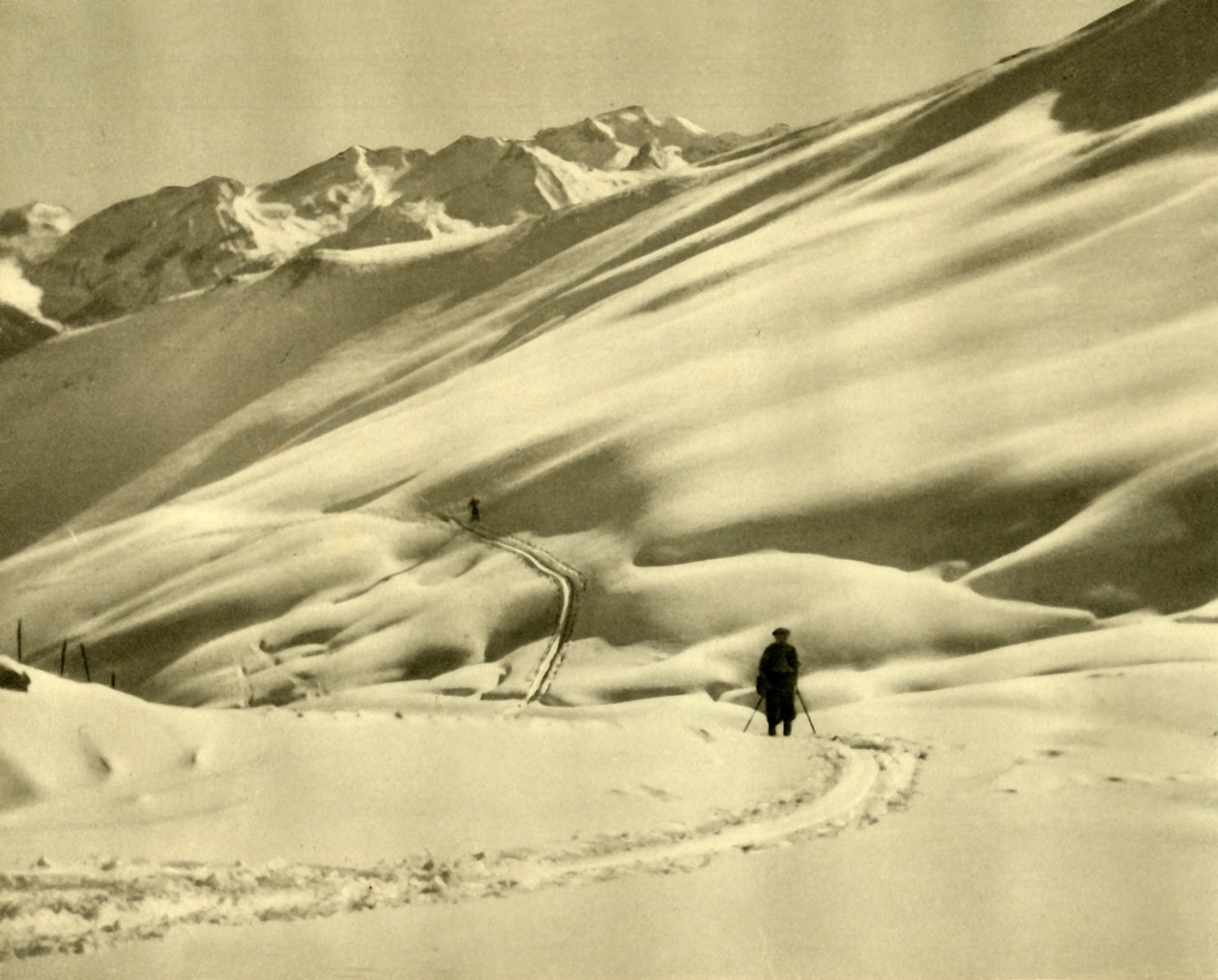 Esquiar no Upper Schlossalm, perto de Bad Hofgastein, Áustria, c1935. de Unbekannt