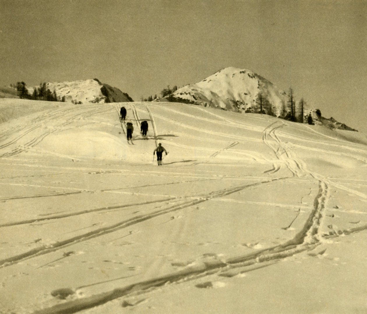 Esqui nas montanhas Totes Gebirge, Áustria, c1935. de Unbekannt