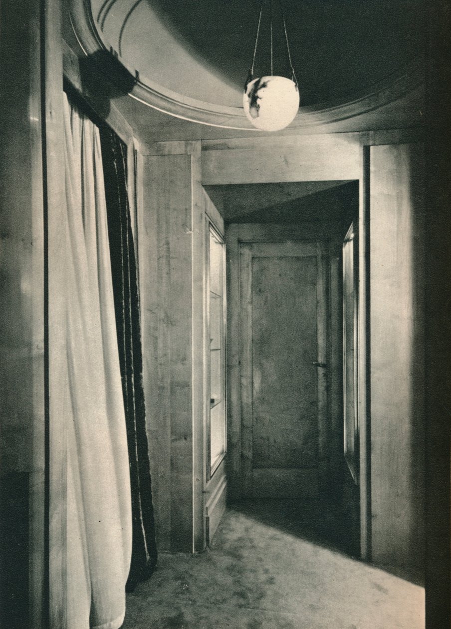 Vestíbulo pequeno com armários em Sycamore branco, c1925 de Unbekannt