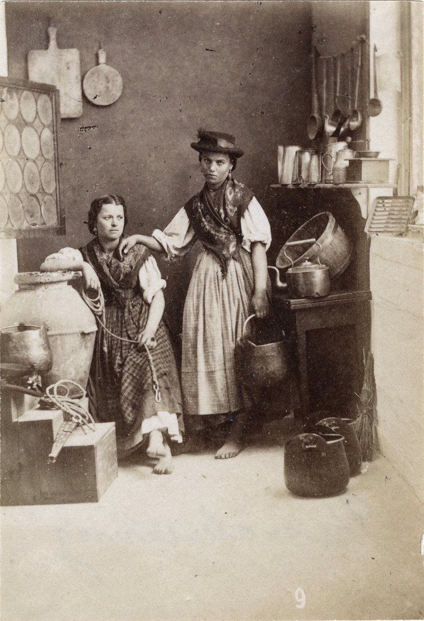 Pequenos meandros: retrato de duas mulheres carregando água em uma cozinha. Século XIX Imprimir em cartão Dim. 6x8,3 cm de Unbekannt