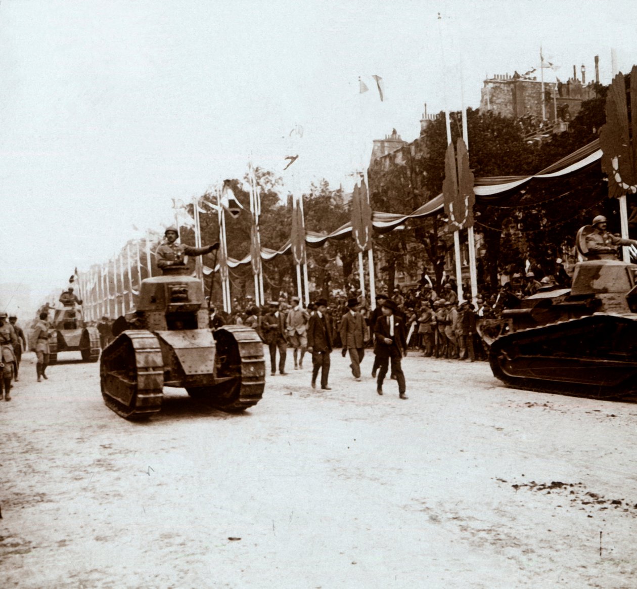 Tanques pequenos, desfile da vitória, Paris, França, c1918-c1919 de Unbekannt