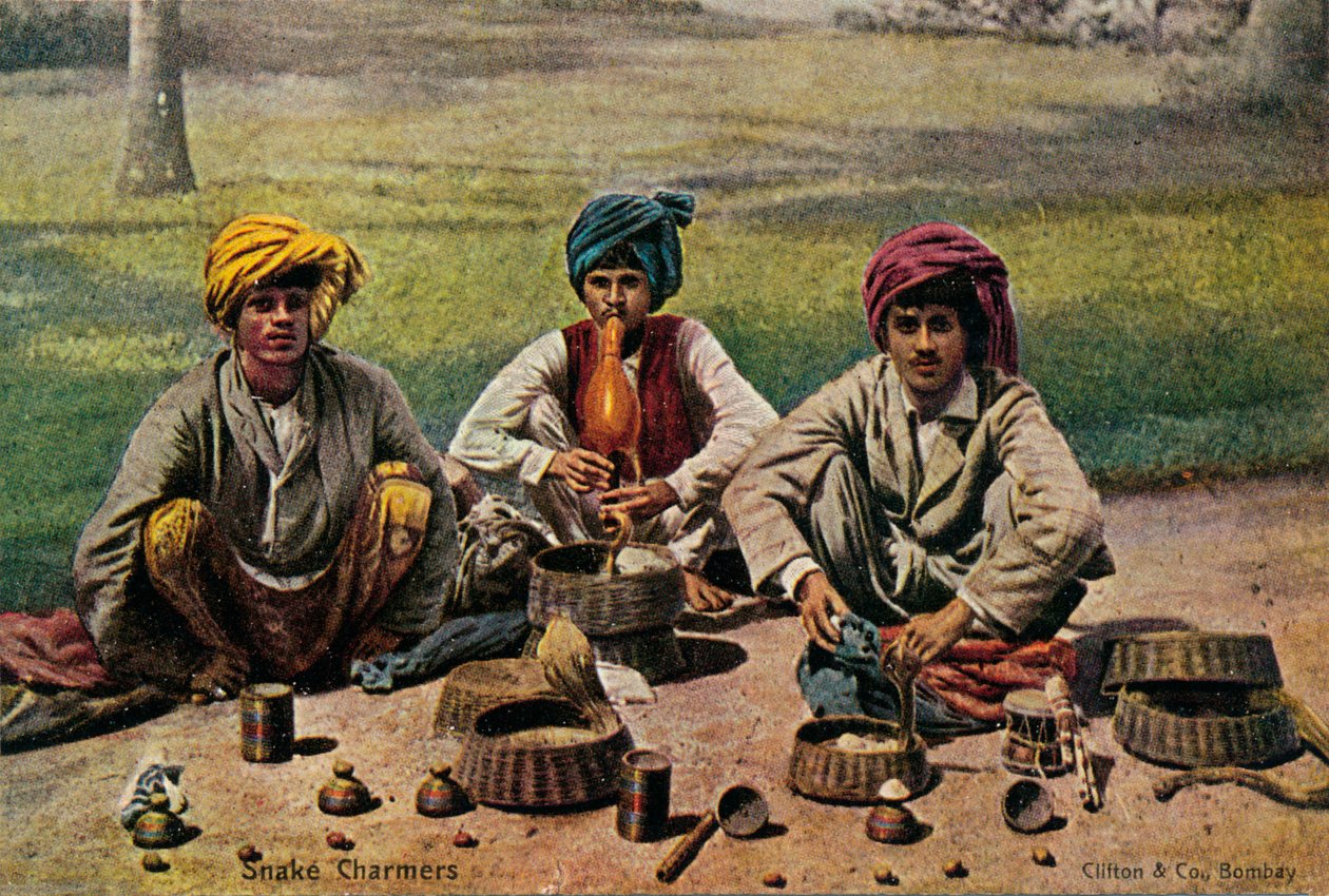 Encantadores de serpentes, c1910. de Unbekannt