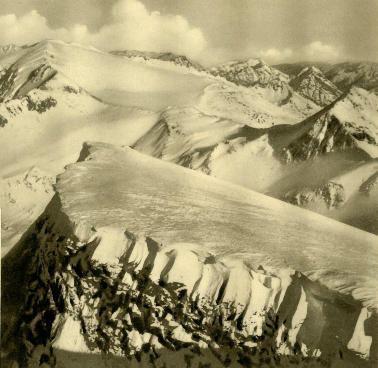 Montanhas cobertas de neve, Bad Hofgastein, Áustria, c1935. de Unbekannt