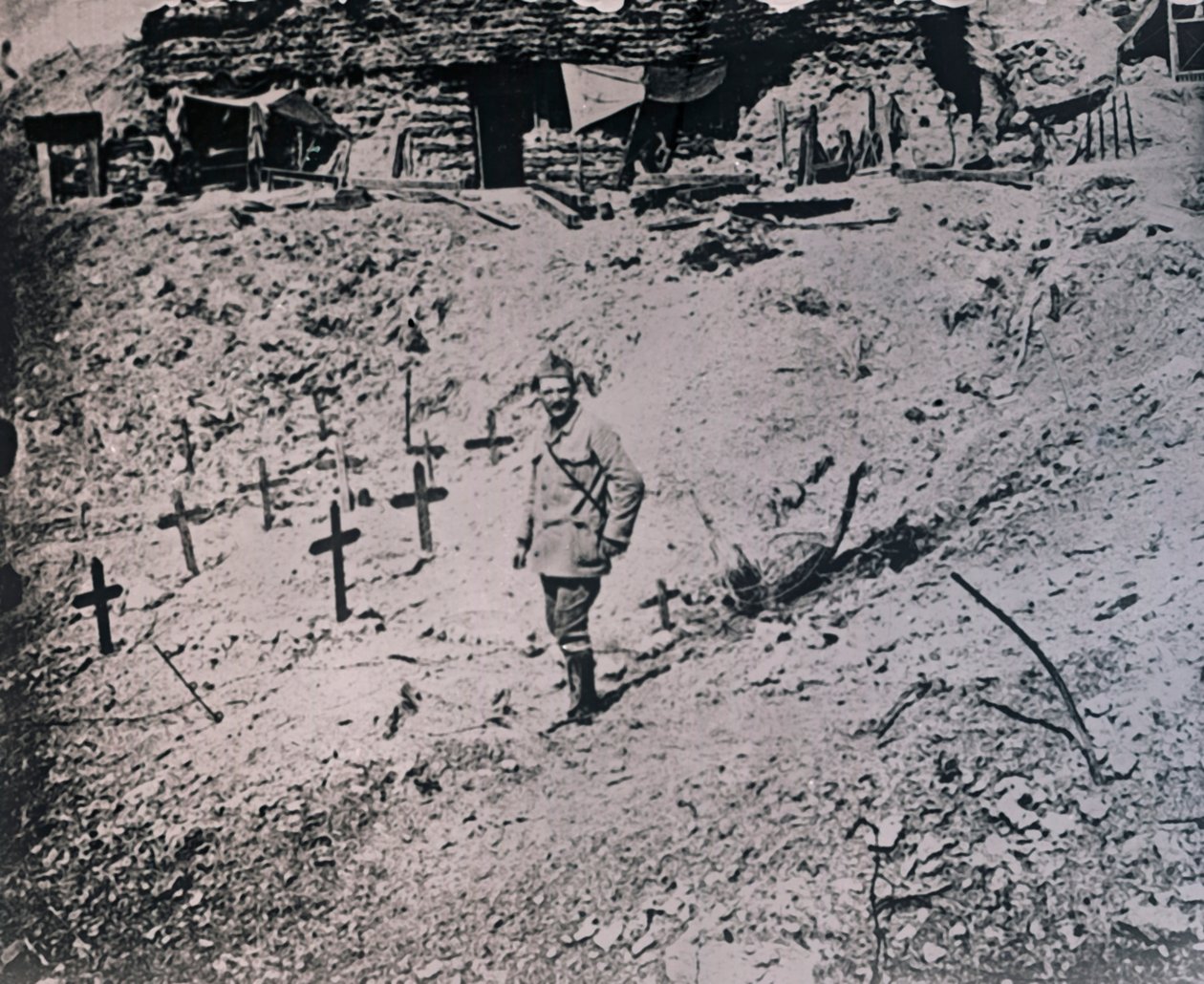 Soldado entre cruzes de madeira, c1914-c1918 de Unbekannt