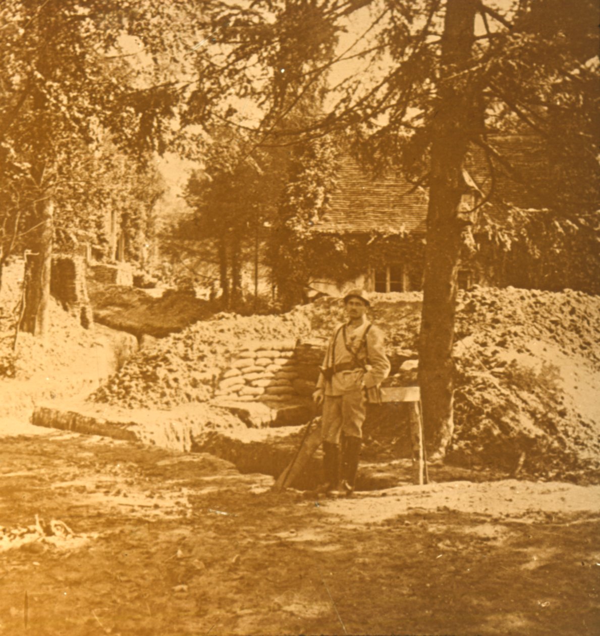 Soldado fora da trincheira, Bois des Loges, norte da França, c1914-c1918 de Unbekannt