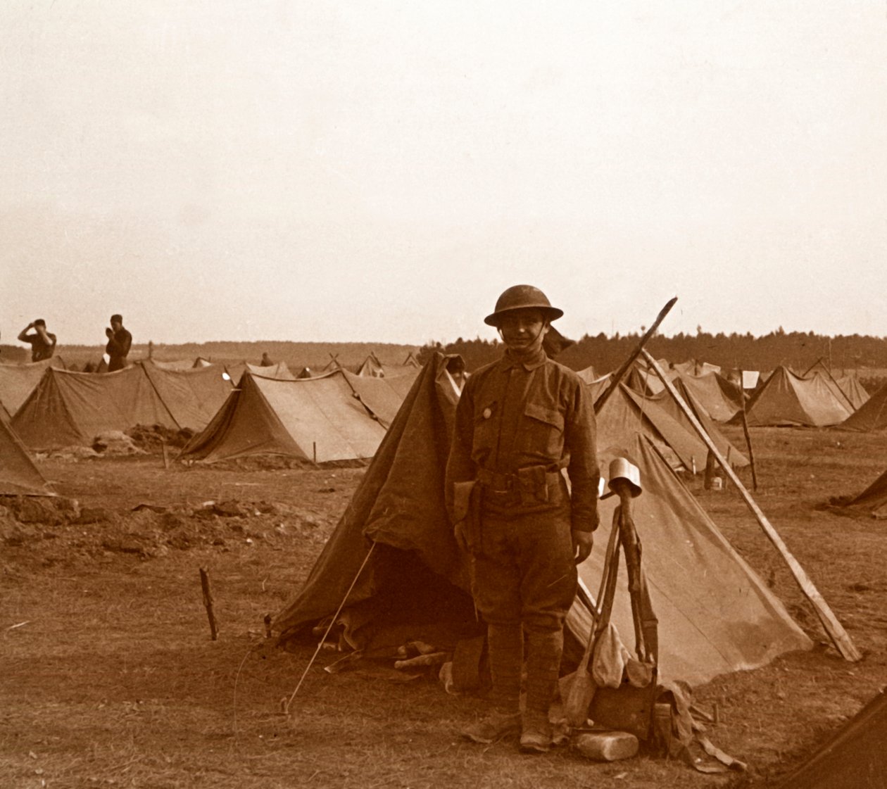 Soldado em pé pela barraca, acampamento americano, Melette, França, c1914-c1918. de Unbekannt