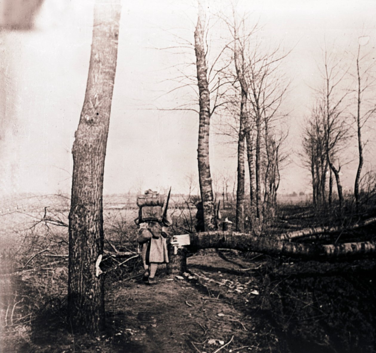 Soldado com pacote nas costas, c1914-c1918 de Unbekannt