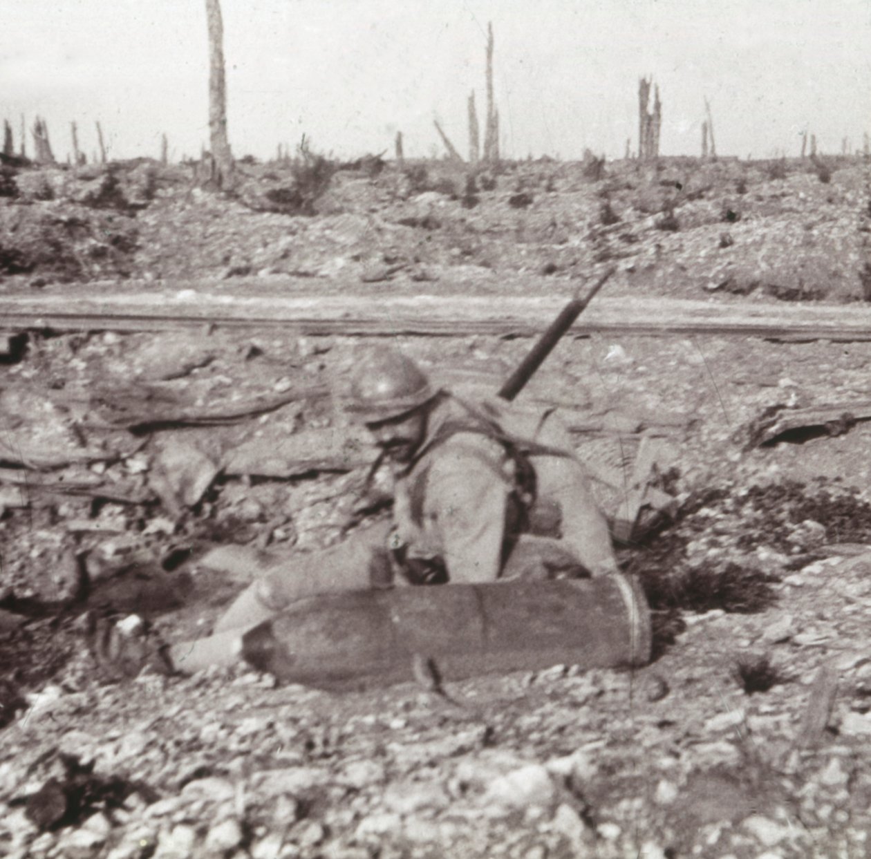 Soldado com concha, Bois dAvocourt, Verdun, norte da França, c1914-c1918 de Unbekannt