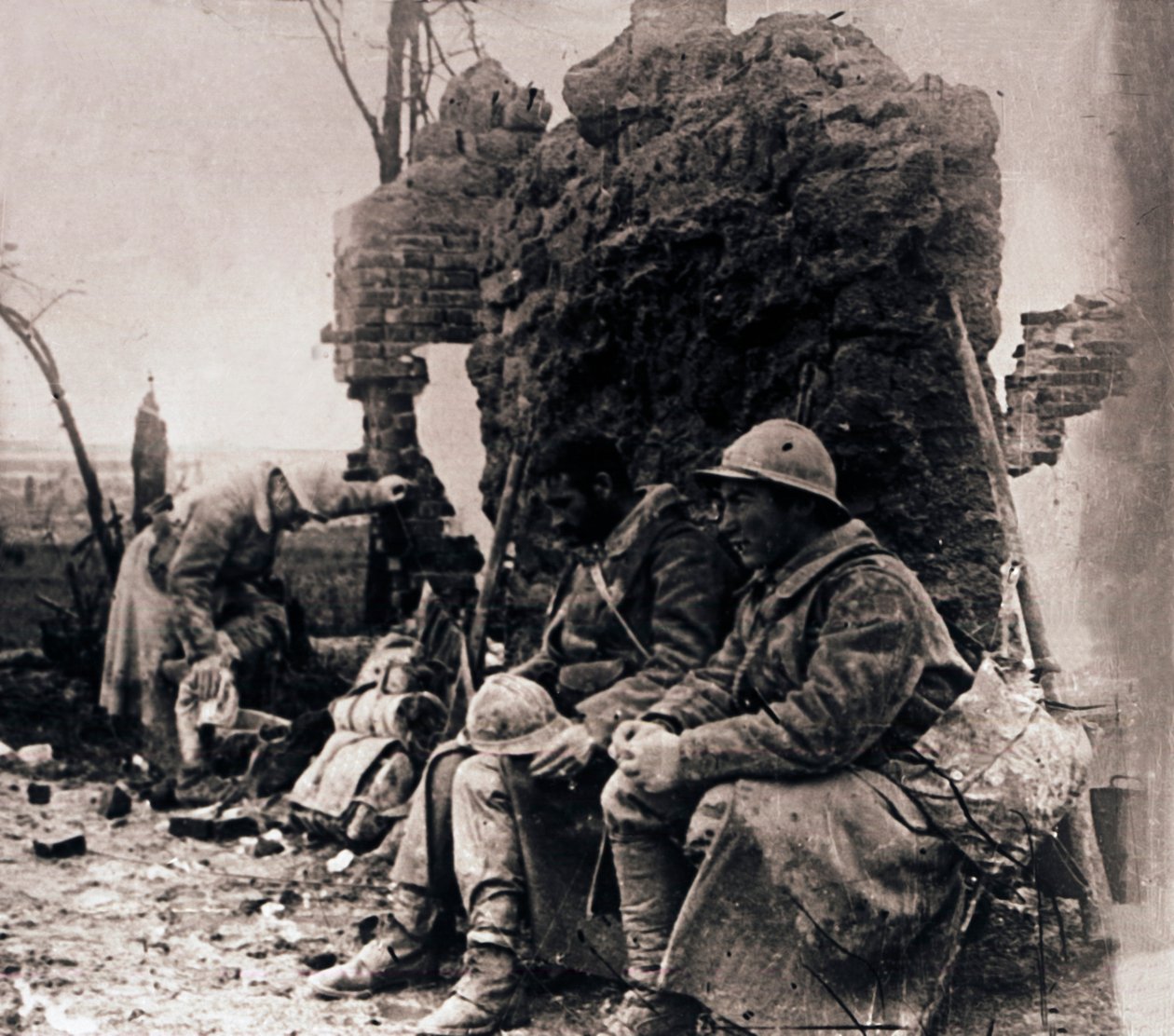 Soldados entre ruínas, c1914-c1918 de Unbekannt