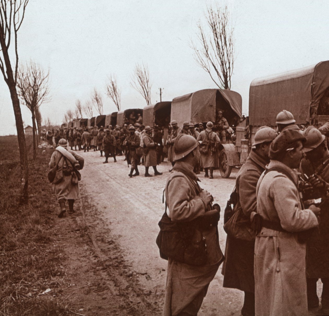 Soldados e coluna de caminhões no Voie Sacrée, Verdun, norte da França, c1914-c1918 de Unbekannt