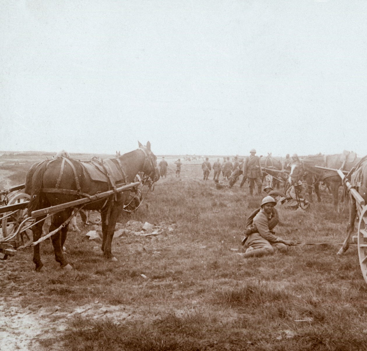 Soldados e artilharia puxada a cavalo, c1914-c1918 de Unbekannt