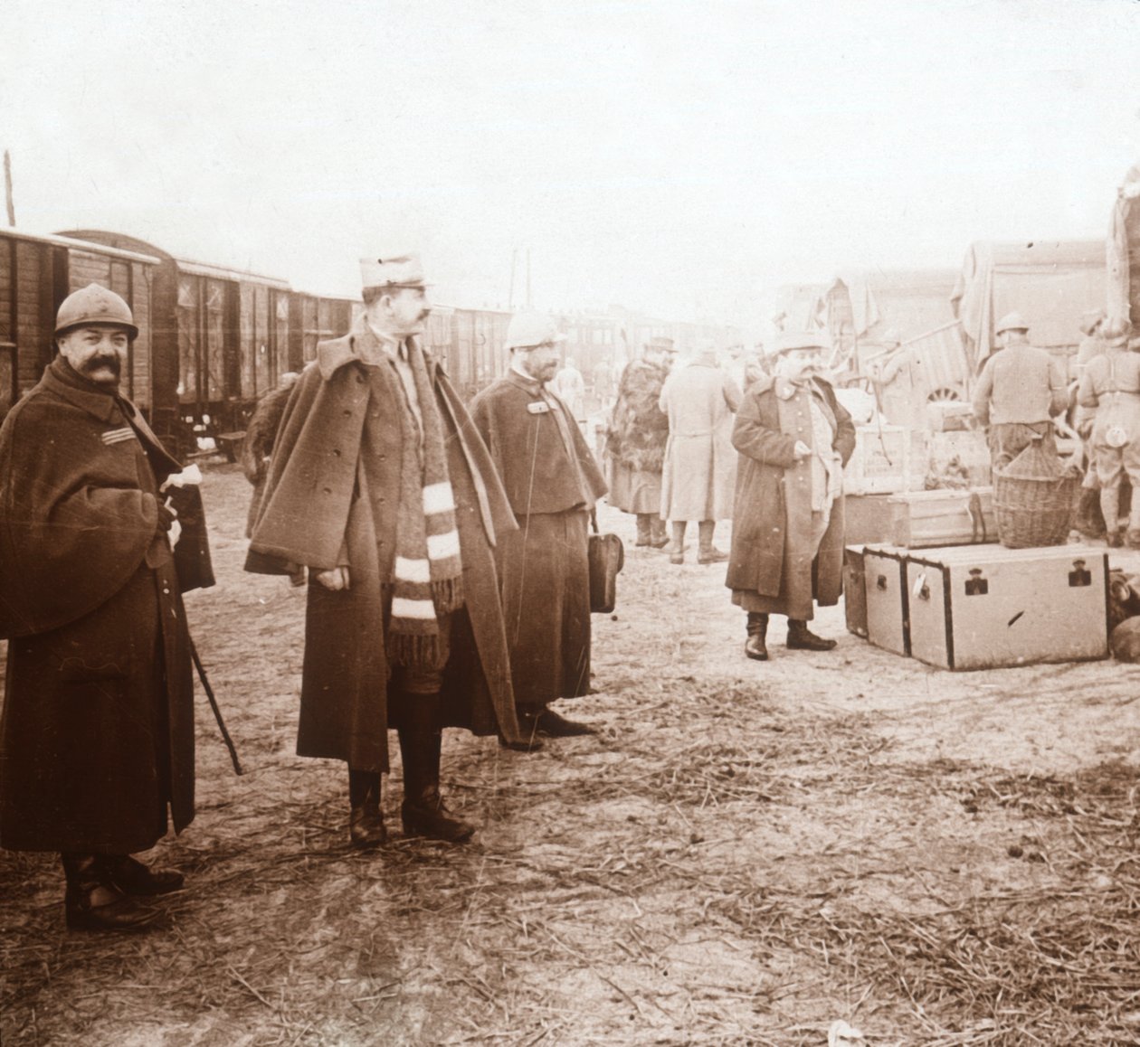 Soldados que chegam em Amanvillers, França, c1914-c1918 de Unbekannt