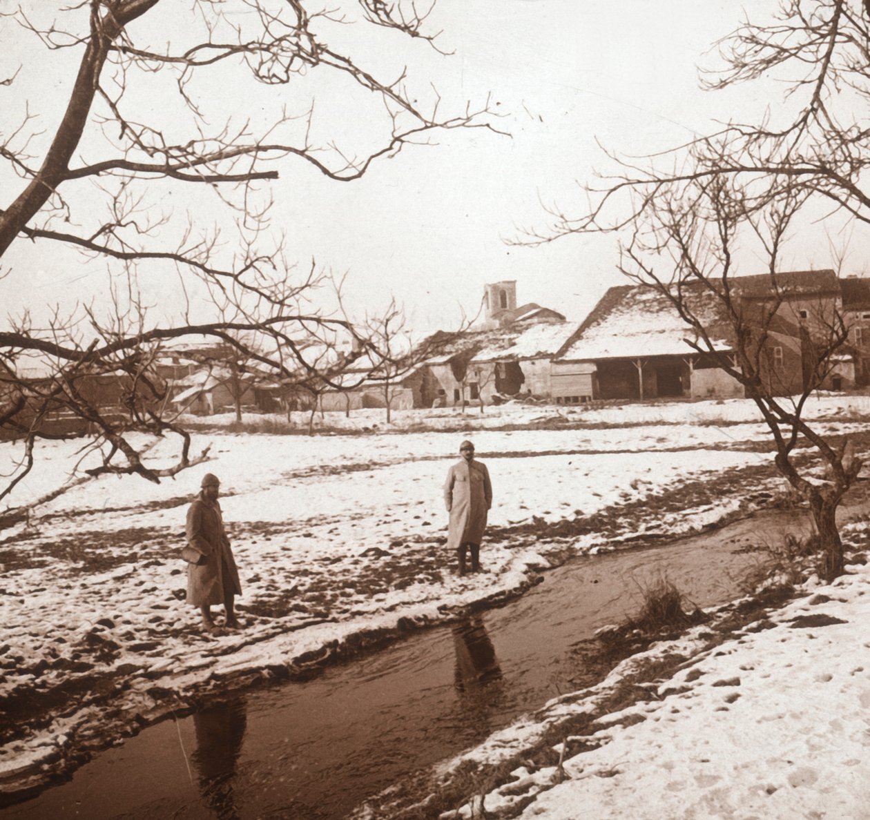 Soldados por um rio, Bernecourt, norte da França, c1914-c1918 de Unbekannt