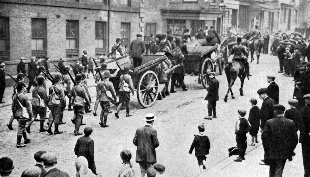 Soldados que transportam carrinhos de carvão durante a greve, Sheffield, c1920 de Unbekannt