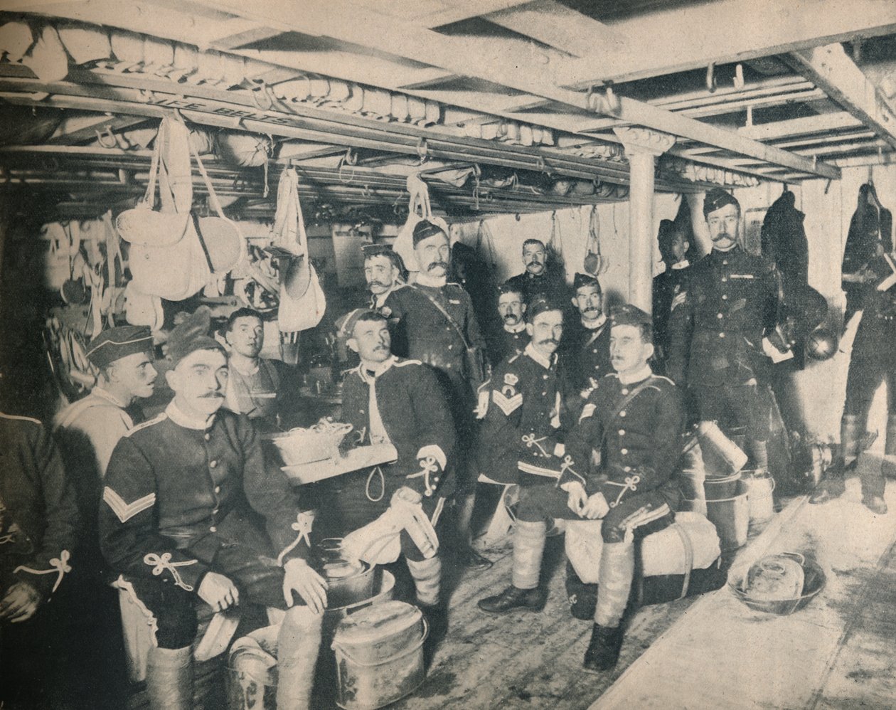 Soldados em uma cabine de transporte, c1900. de Unbekannt